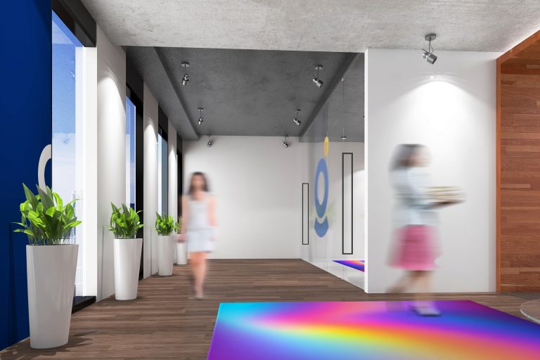 Espace d'exposition moderne avec éclairage professionnel et signalétique murale colorée sur supports rigides